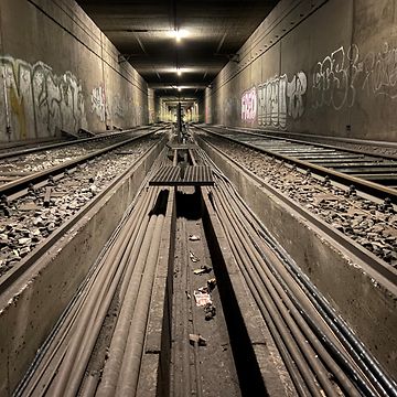Kabelschacht im Tunnel der Stammstrecke