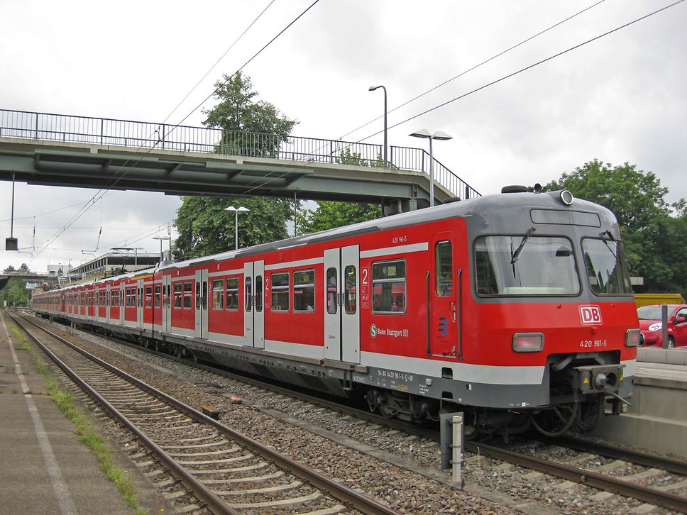 S-Bahn der Baureihe 420 in verkehrsrot