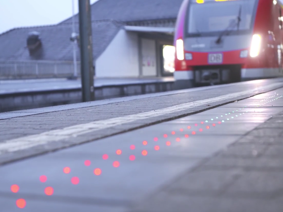Leuchtende Bahnsteigkanten an einem Bahnsteig