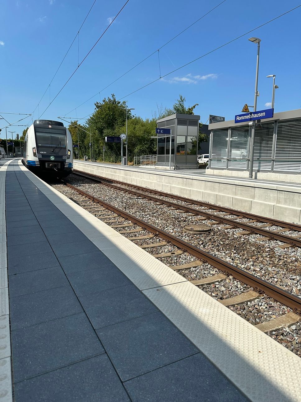 Blick auf Gleis 2 in Rommelshausen mit einfahrender S-Bahn