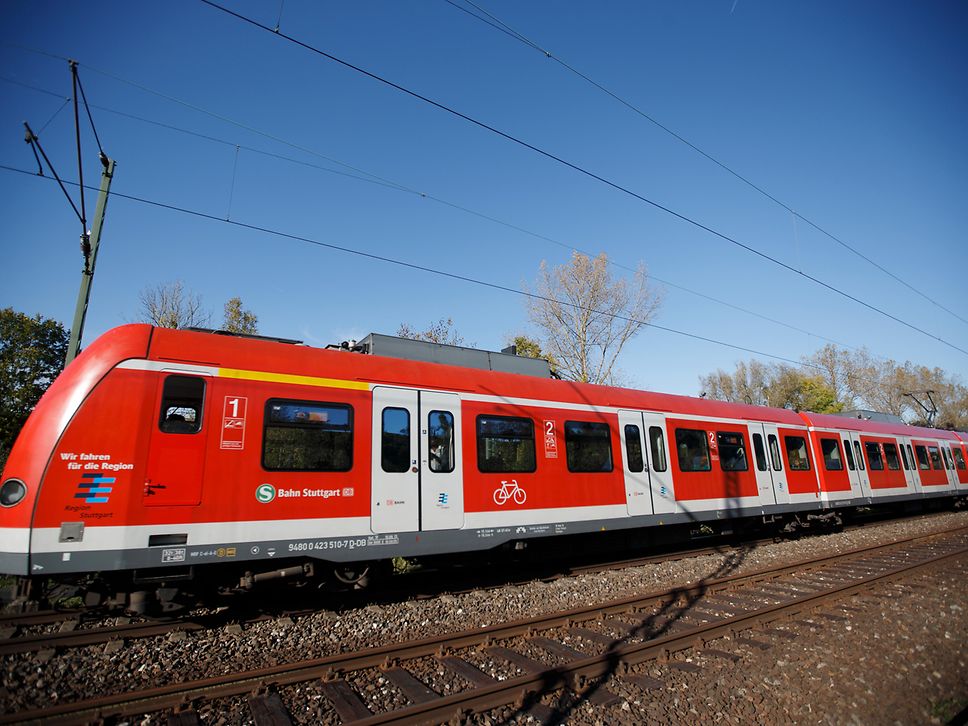 S-Bahn der Baureihe 423 in verkehrsrot