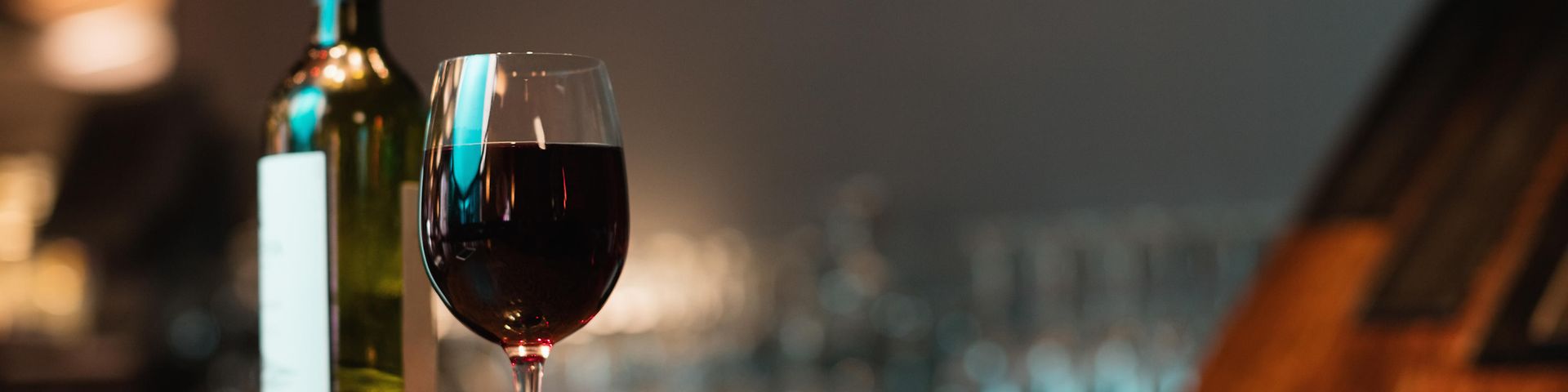 Rotwein und Weinglas