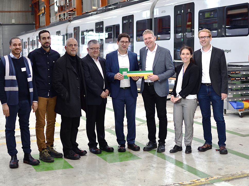 Dr. Dirk Rothenstein (4. von rechts)bei der symbolischen Schlüsselübergabe an Alstom.