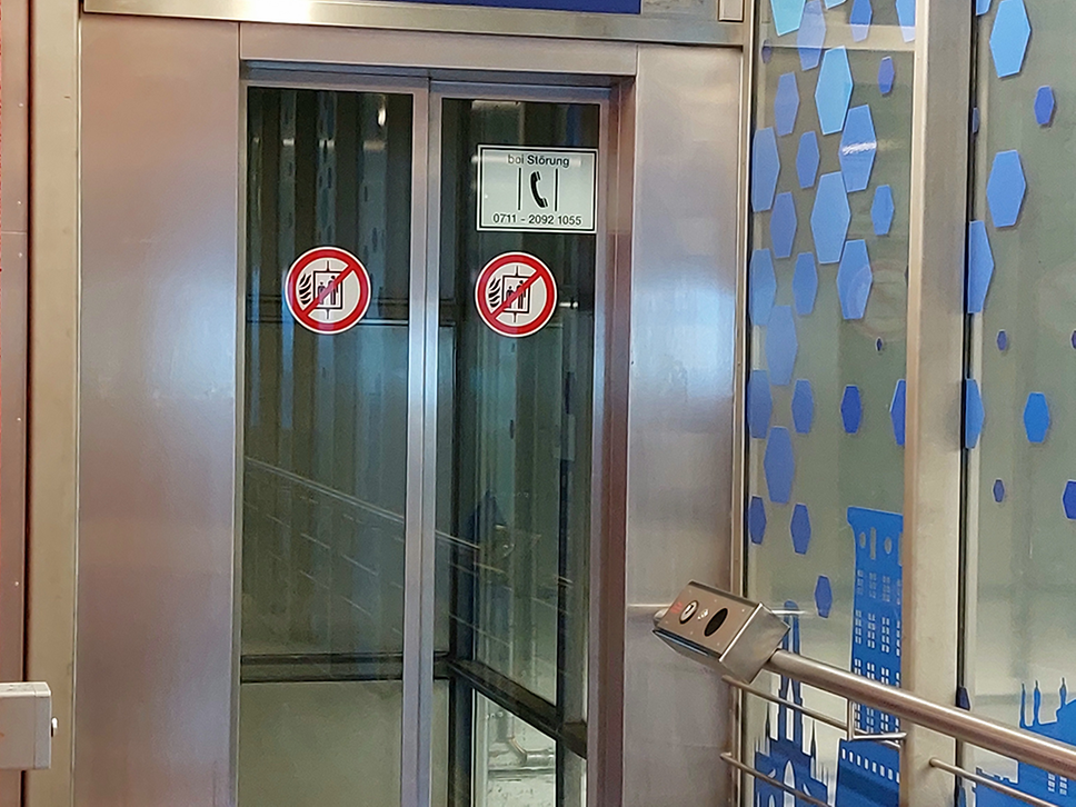 Ein Aufzug am Bahnhof