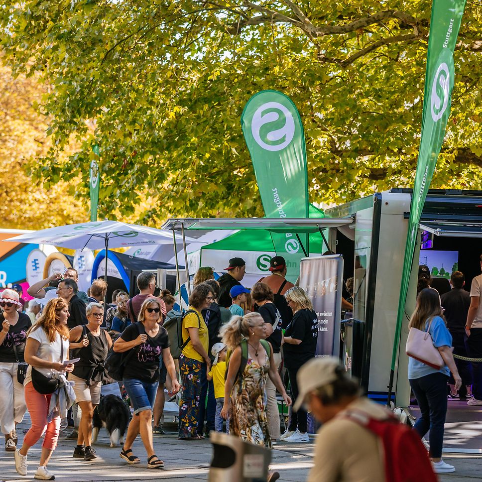 Das Infomobil der S-Bahn Stuttgart bei dem Tag der Schiene. Davor sind viele Gäste zu sehen.
