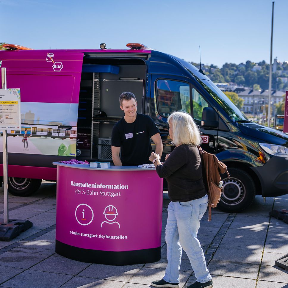 Der SEV-Sprinter der S-Bahn Stuttgart. Ein Mitarbeiter erklärt einer Besucherin wie die Baustellenkommunikation funktioniert.