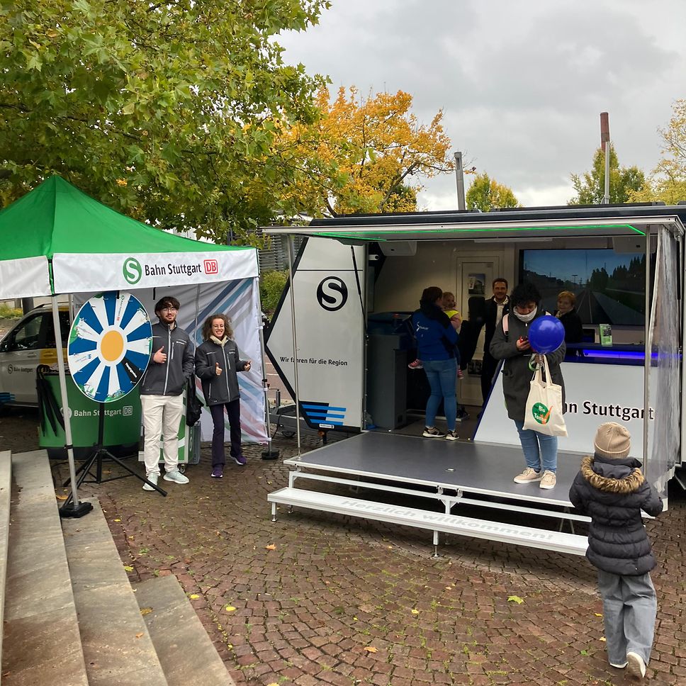 Das Infomobil der S-Bahn Stuttgart auf den Plochinger Herbst.