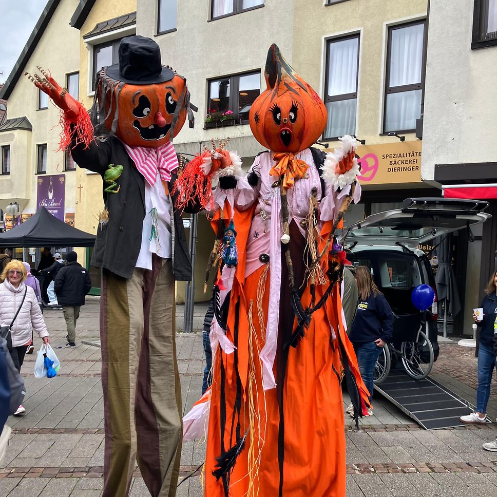 Zwei Statisten in einem Herbst-Kostüm auf dem Plochinger Herbst.