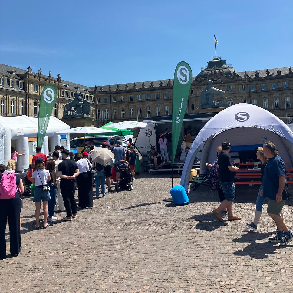 Die S-Bahn Stuttgart steht mit ihrem Infomobil und verschiedenen Attraktionen vor dem Stuttgarter Schloss.
