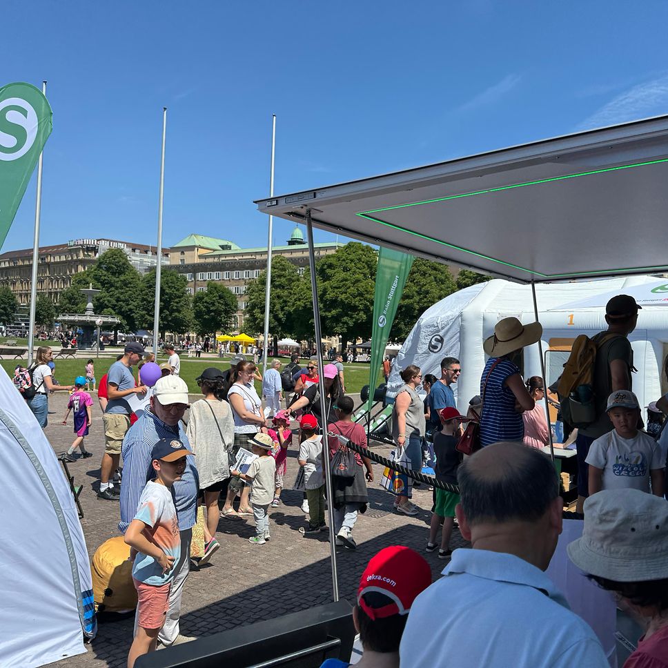 Lange Schlangen bei dem Infomobil der S-Bahn Stuttgart auf dem Kinder- und Familienfestival
