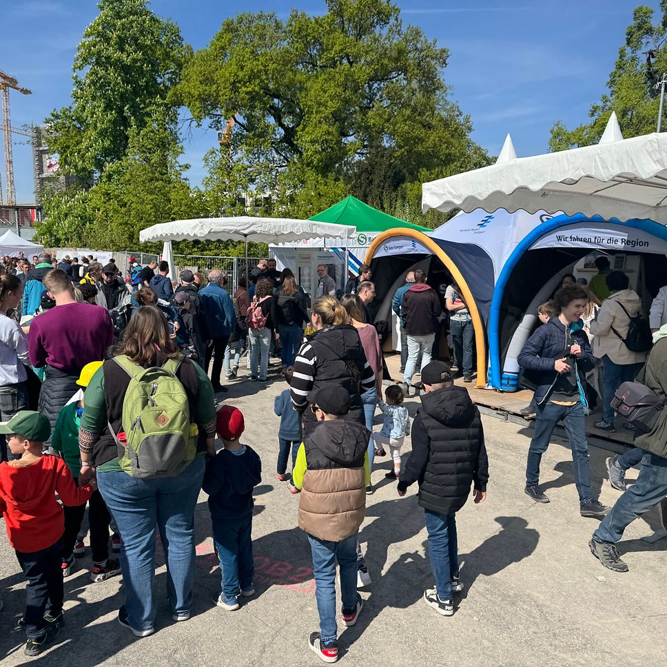 Große Menschenmengen auf den Tagen der offenen Baustelle.