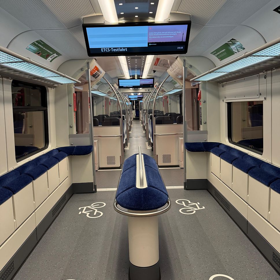 Der Innenraum einer S-Bahn bei der ETCS-Testfahrt