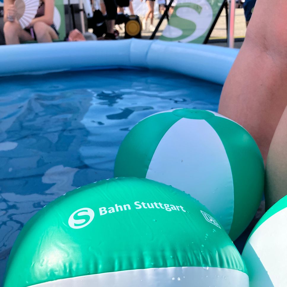 Kesselfestival Pool mit S-Bahn Wasserbällen. Im Hintergrund Liegestühle.