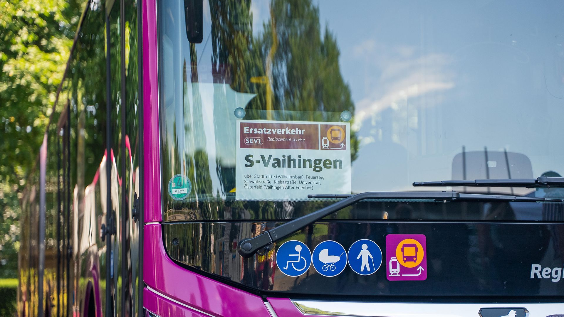 Gedrucktes Buszielschild im Ersatzverkehr-Bus