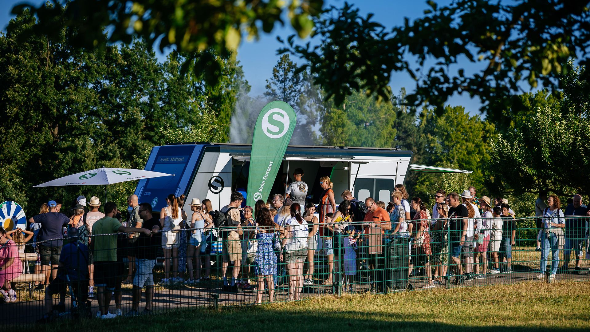 Besucher beim Lichterfestival 2026 vor dem Infomobil