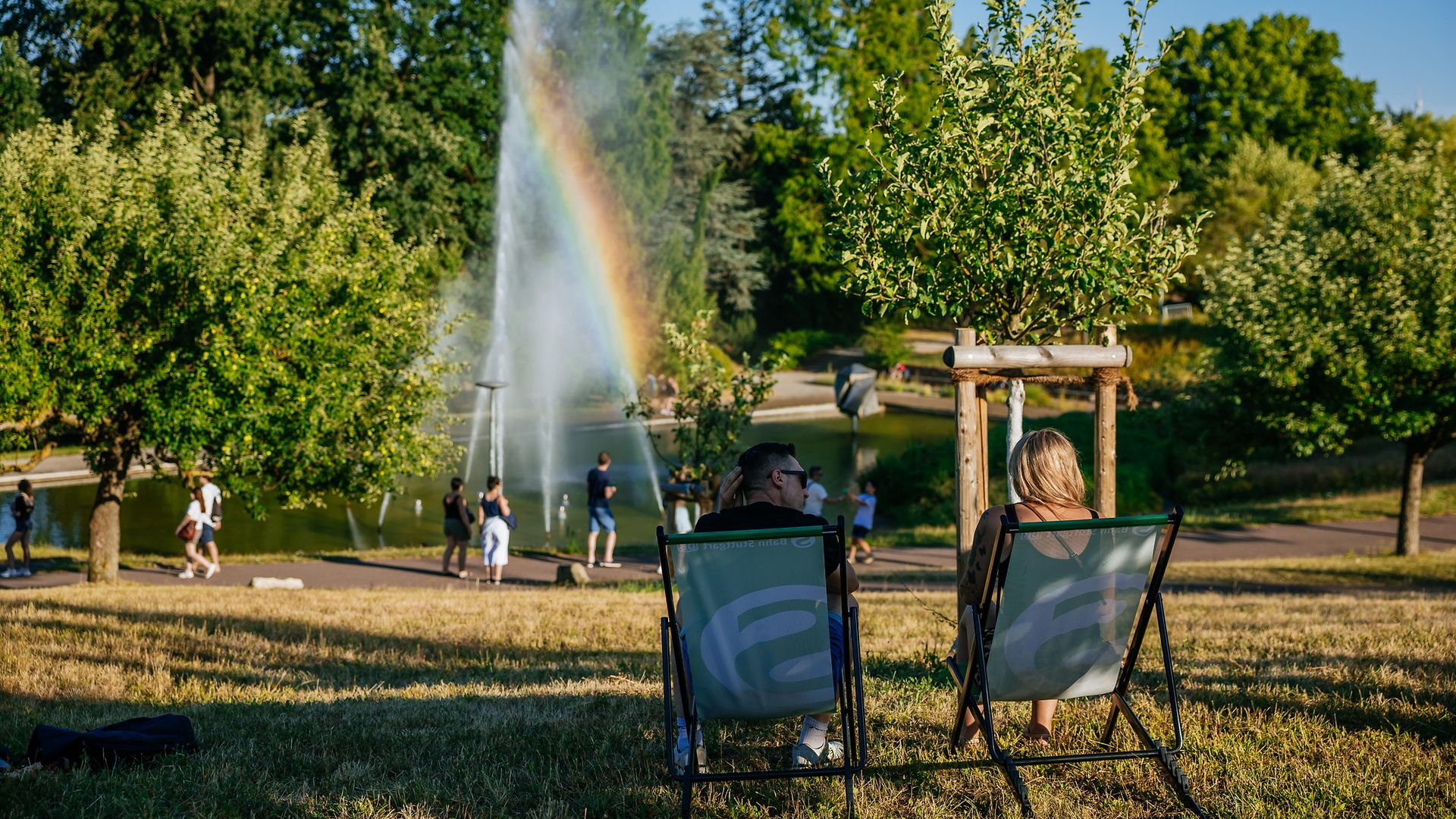 Liegestühle vor einer Wasserfontäne auf dem Lichterfestival 2026