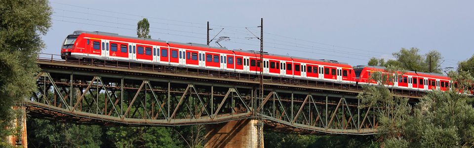 S-Bahn auf Brücke