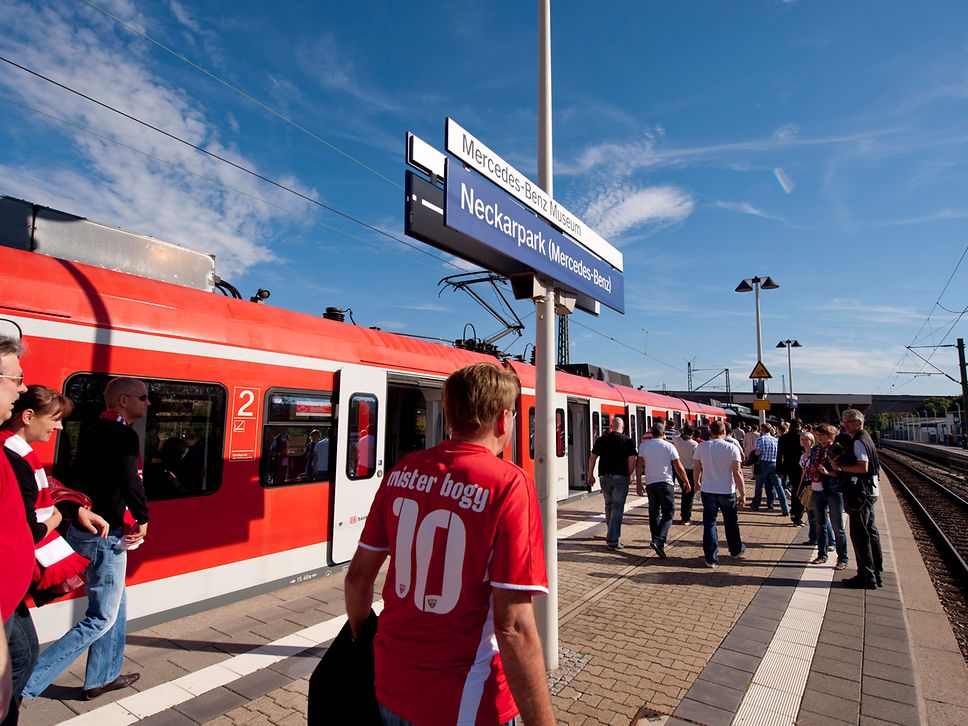 Fußballfans an der Station Neckarpark