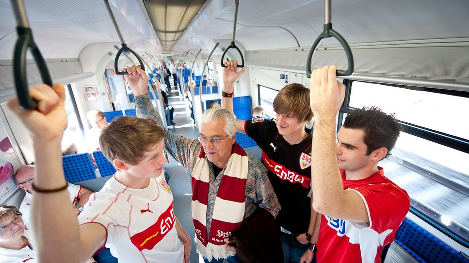 Fußballfans in S-Bahn