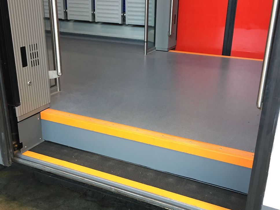 Leicht erkennbare Bodenmarkierungen im Einstiegsbereiche 