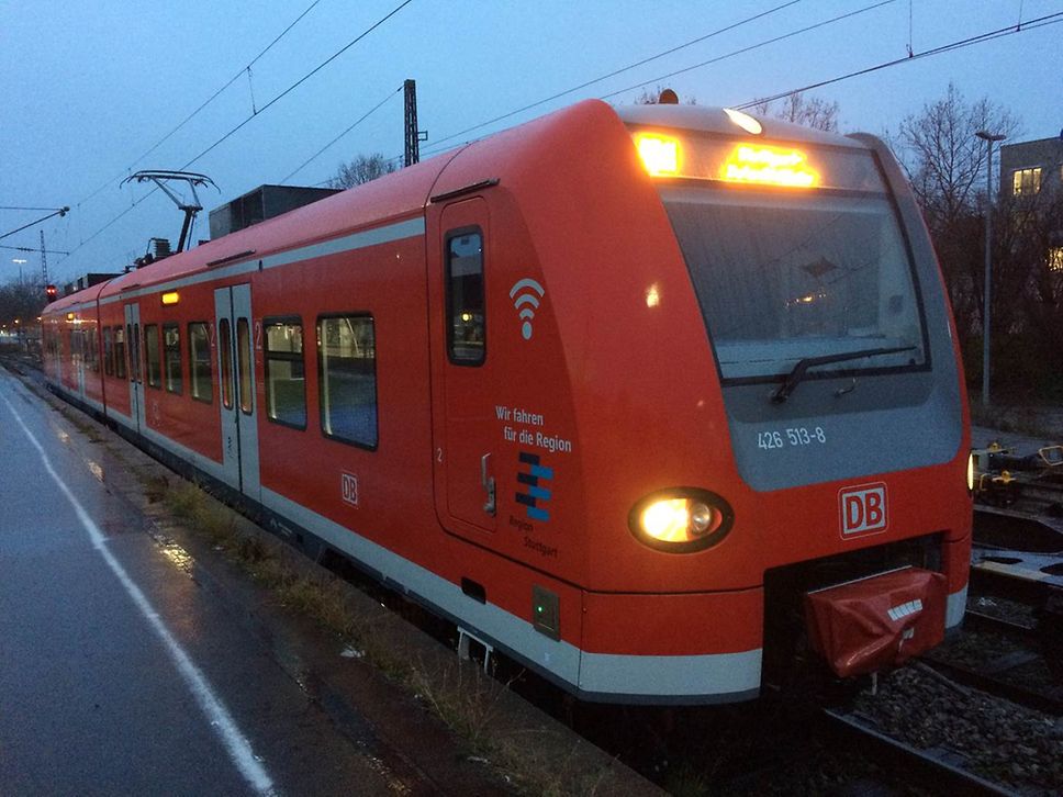 Schusterbahn steht am Bahnsteig