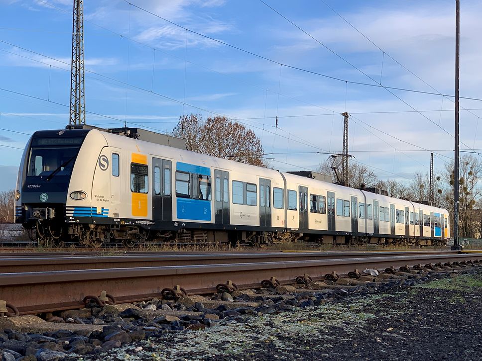Erste S-Bahn mit neuem, smartem Außendesign