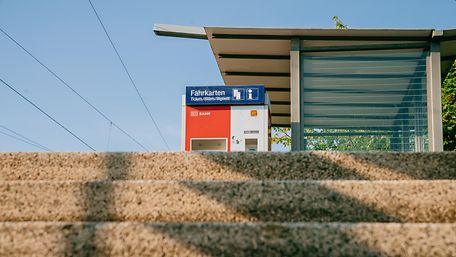 Ein Bild von einem Ticketautomat am Bahnsteig